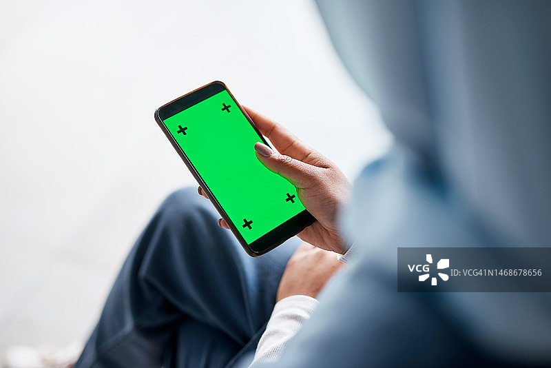 手持带绿屏的手机进行营销的女性图片素材