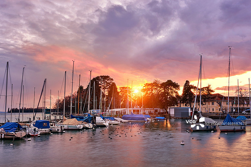瑞士莫尔日日落时分的城市风光图片素材