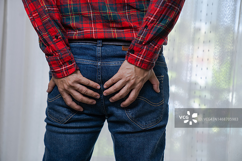 胃痛男子腹泻去洗手间图片素材