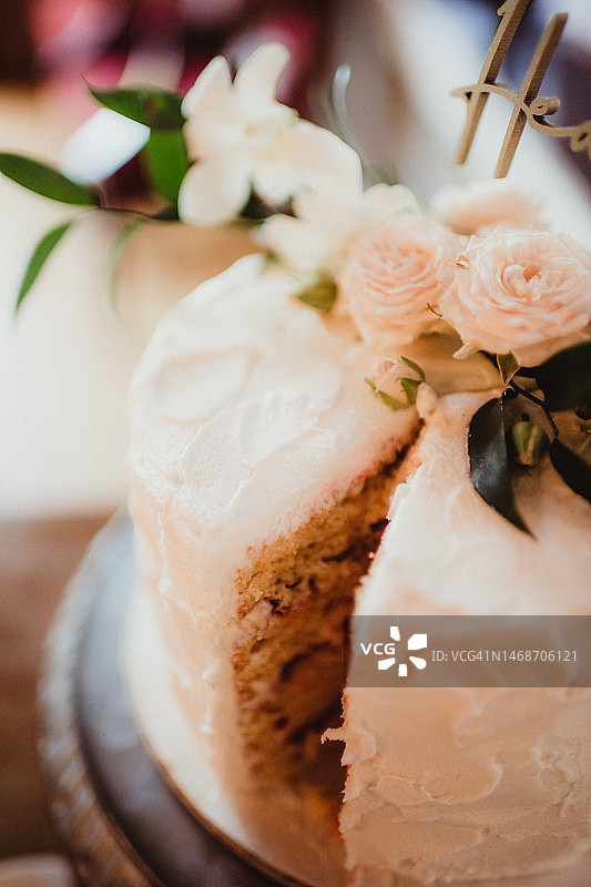 婚礼蛋糕切割图片素材