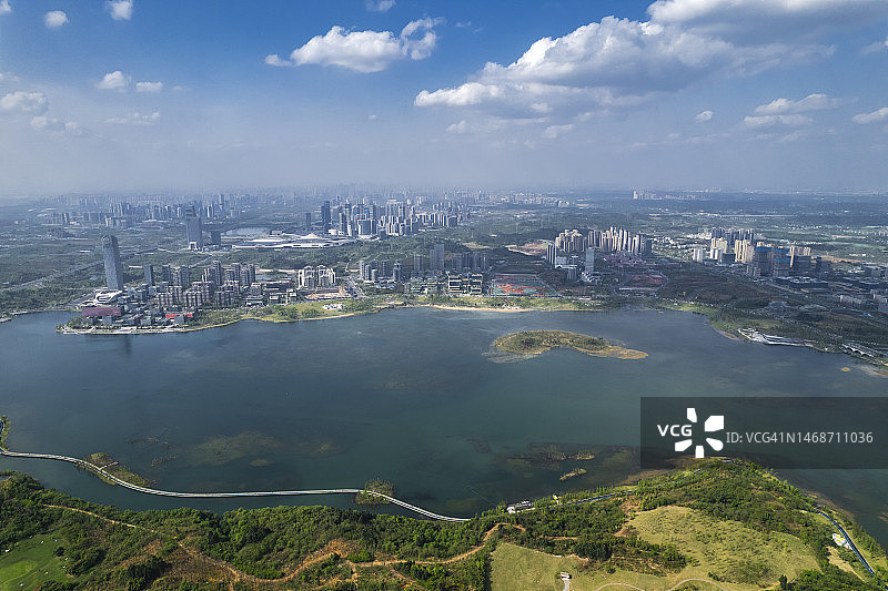 成都新区巨型湖泊及周边建筑鸟瞰照片图片素材