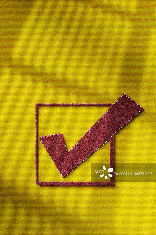 绿色对勾确认的纸质文件图片素材