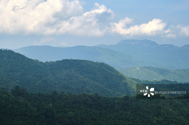 在泰国碧差汶府，从普塔伯克山上雾气弥漫的早晨看到的景色图片素材