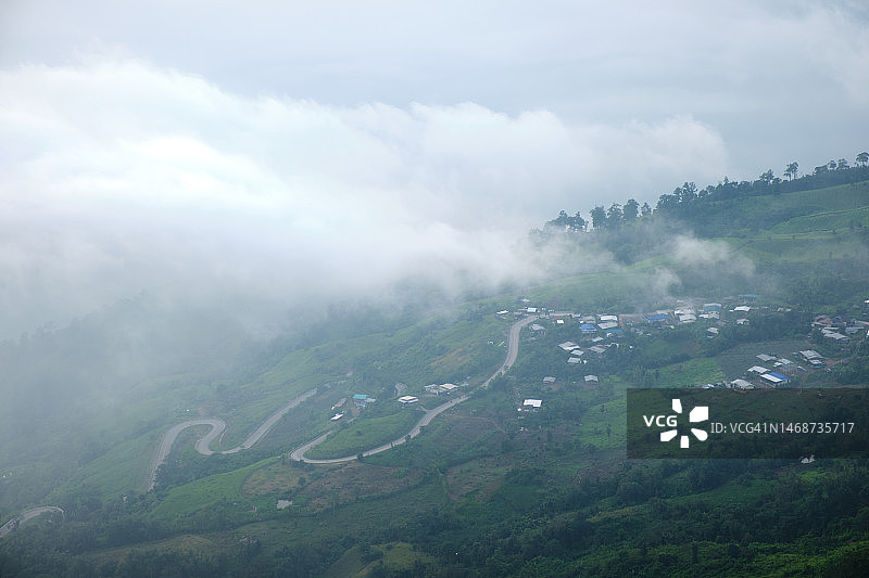 在泰国碧差汶府，从普塔伯克山上雾气弥漫的早晨看到的景色图片素材