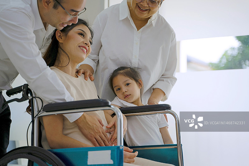 一家人去医院图片素材