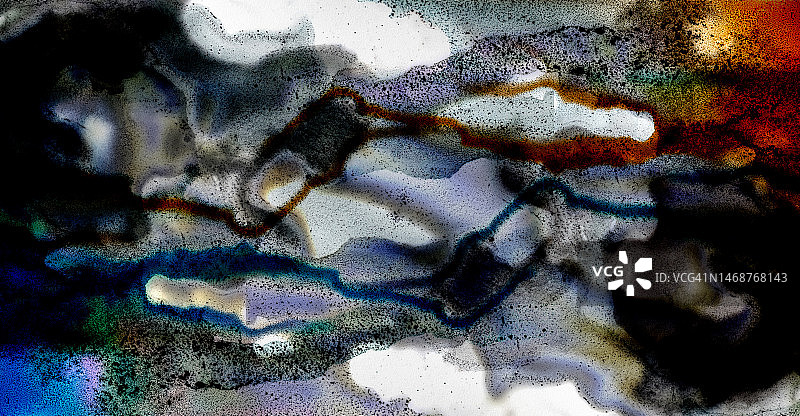 白色画布上的彩色墨水滴抽象背景图片素材