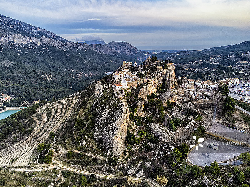 Guadalest，阿利坎特：岩层顶端小古村的鸟瞰景观图片素材