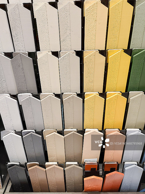 油漆店木材上的颜色样本选择图片素材