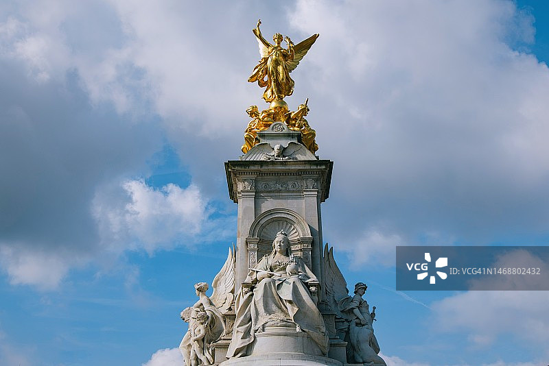 伦敦白金汉宫环岛前的金色维多利亚纪念碑图片素材