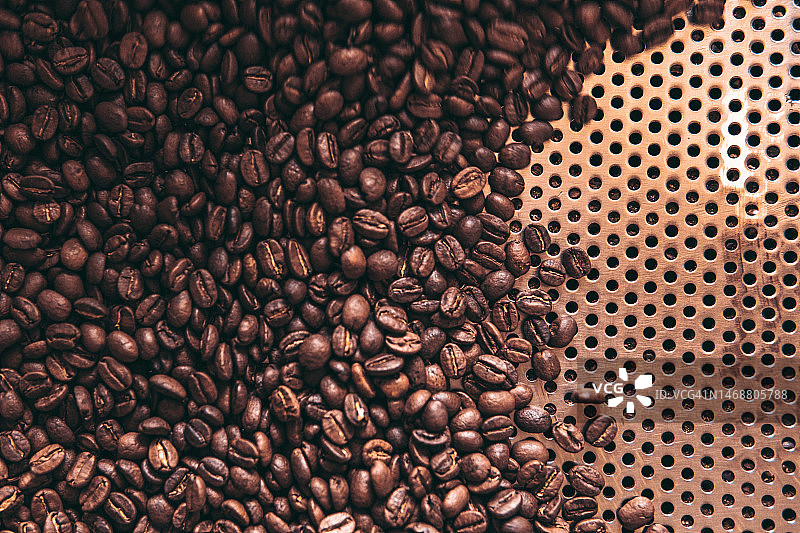 烘焙咖啡豆的俯视图，由咖啡烘焙机烘焙图片素材