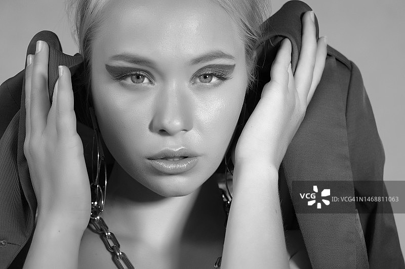 美丽的年轻女子的肖像图片素材