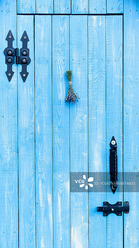 亮蓝色木制花园小屋门图片素材