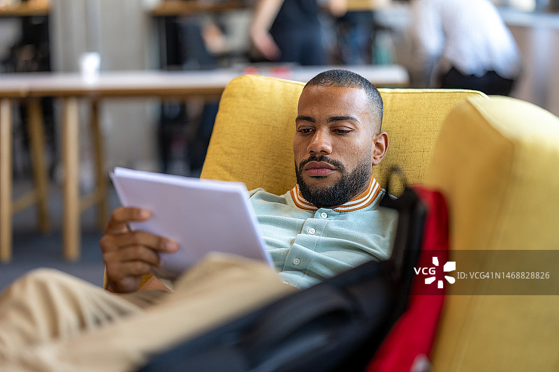 男子阅读文件图片素材