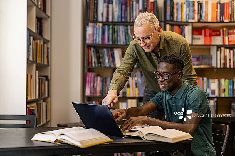 与图书出版商会面图片素材