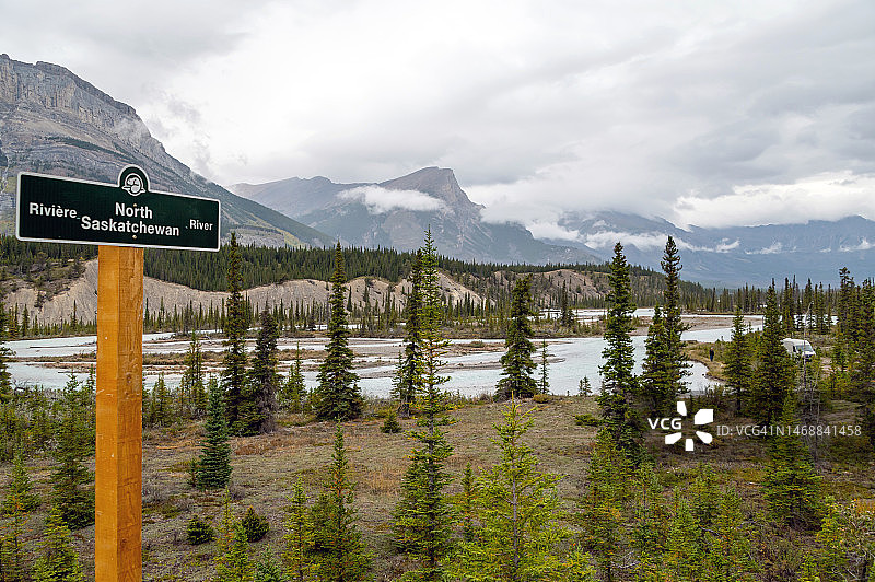 夏季多云的北萨斯喀彻温河景观图片素材