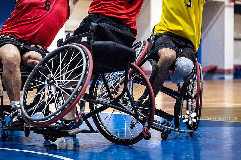 轮椅使用者参加篮球比赛图片素材
