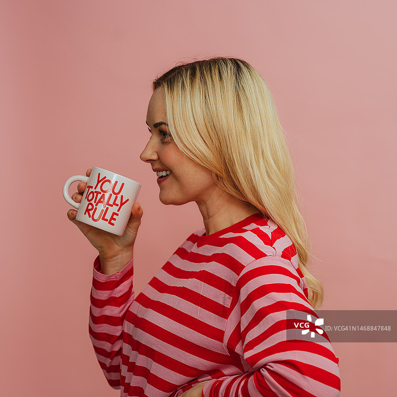 手拿写有“你很棒”字样咖啡杯的女人图片素材