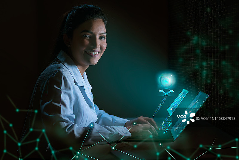 在虚拟屏幕上使用带图标的笔记本电脑的女商人图片素材
