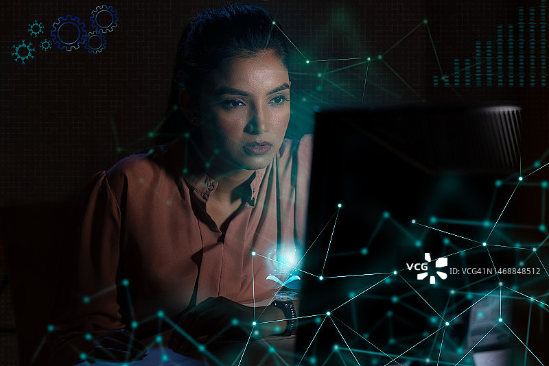 在虚拟屏幕上使用带图标的笔记本电脑的女商人图片素材