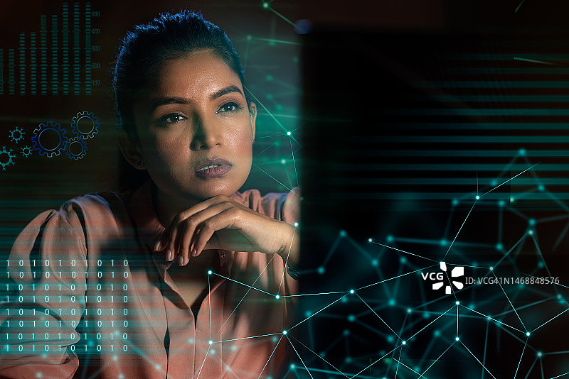 在虚拟屏幕上使用带图标的笔记本电脑的女商人图片素材