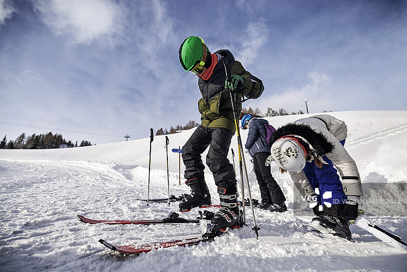 一家人在欧洲阿尔卑斯山准备滑雪图片素材
