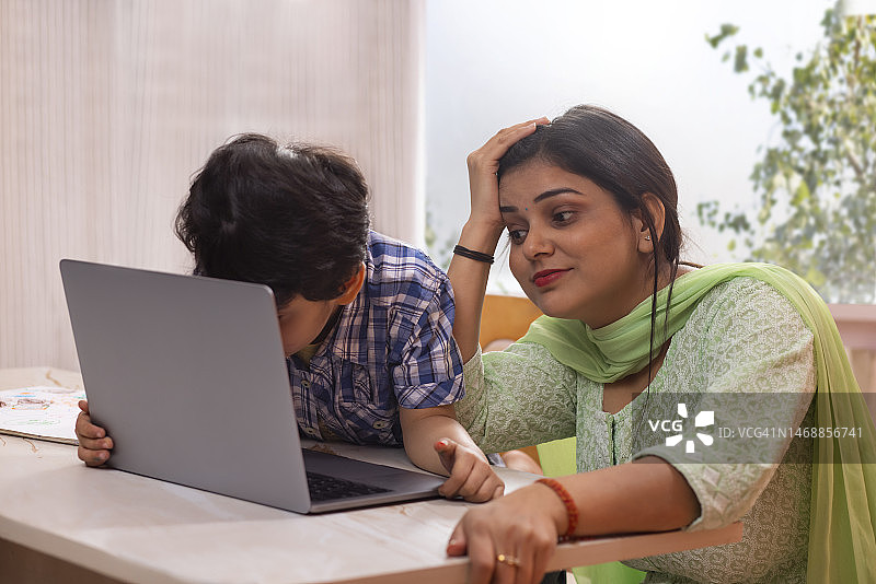 母子在家用笔记本电脑图片素材