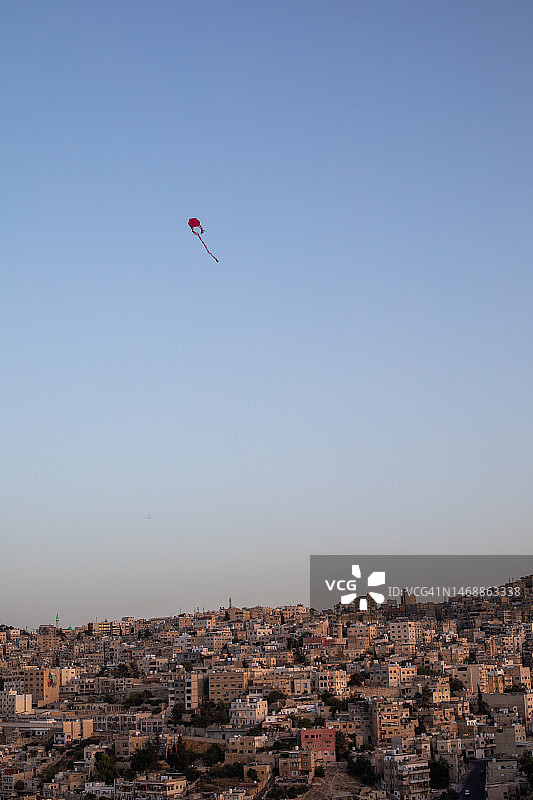约旦安曼城市上空的风筝图片素材
