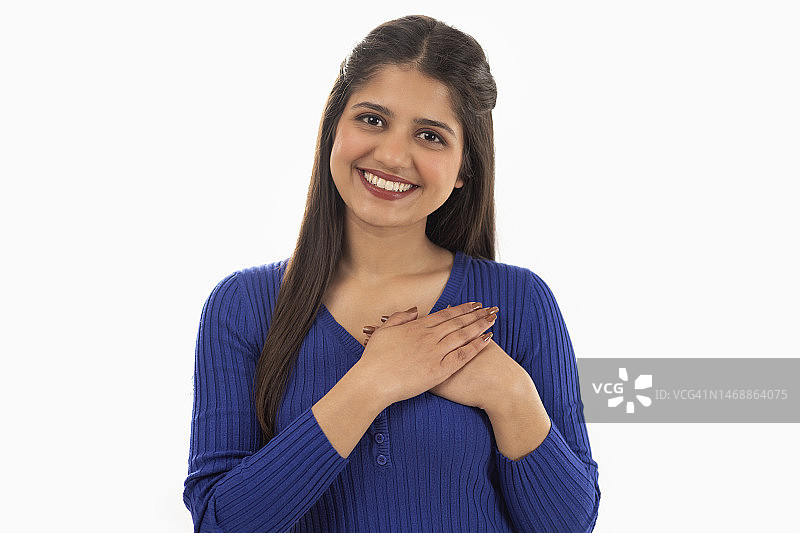 在白色背景下手势的美丽女性肖像图片素材