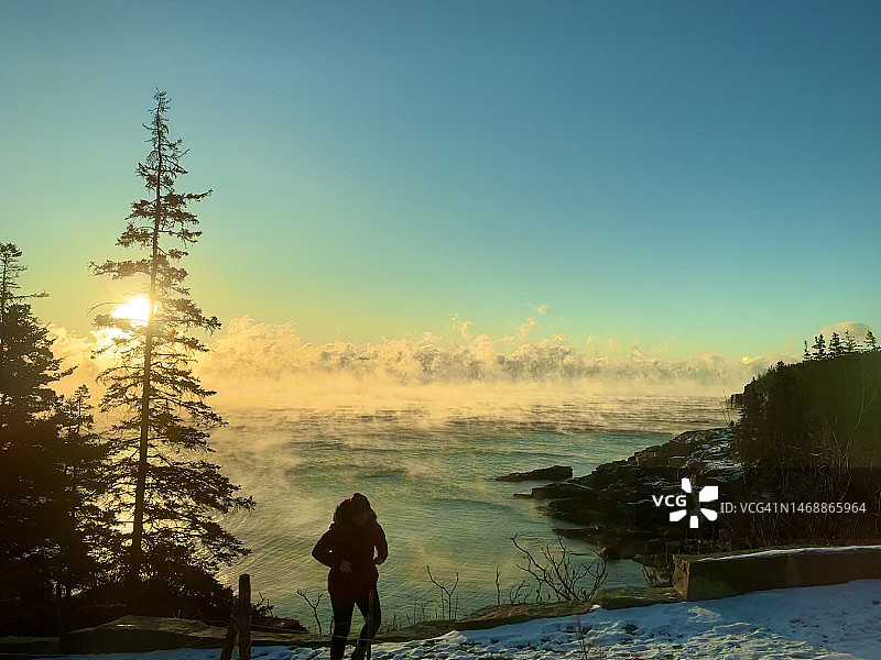 阿卡迪亚国家公园日出时分的海洋小径与徒步旅行者图片素材
