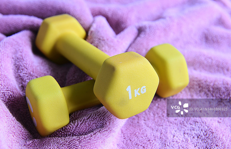 紫色毛巾上的哑铃图片素材