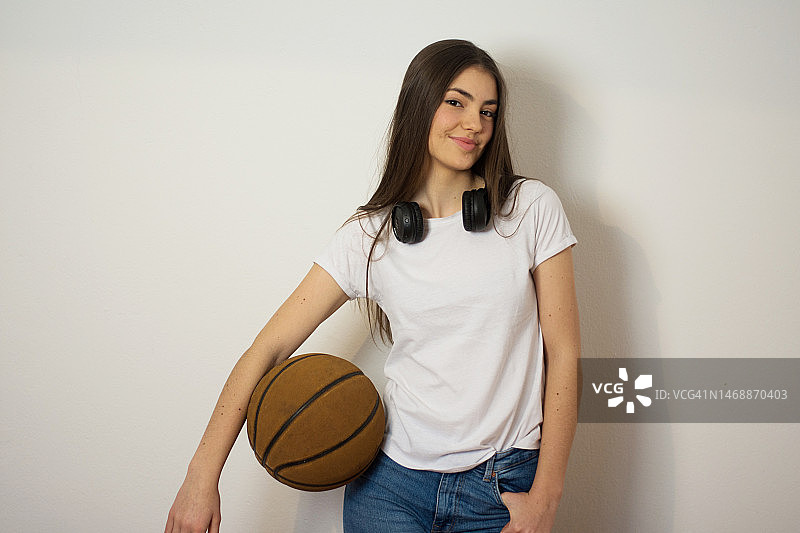 手持篮球的年轻漂亮女子图片素材