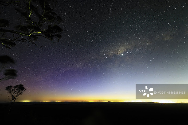 西澳大利亚阿玛代尔代尔山瞭望台的银河图片素材
