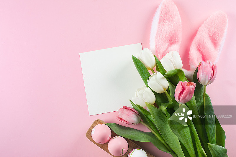 复活节平铺构图：复活节彩蛋、空白卡片和白色郁金香，哈萨克斯坦贺卡图片素材