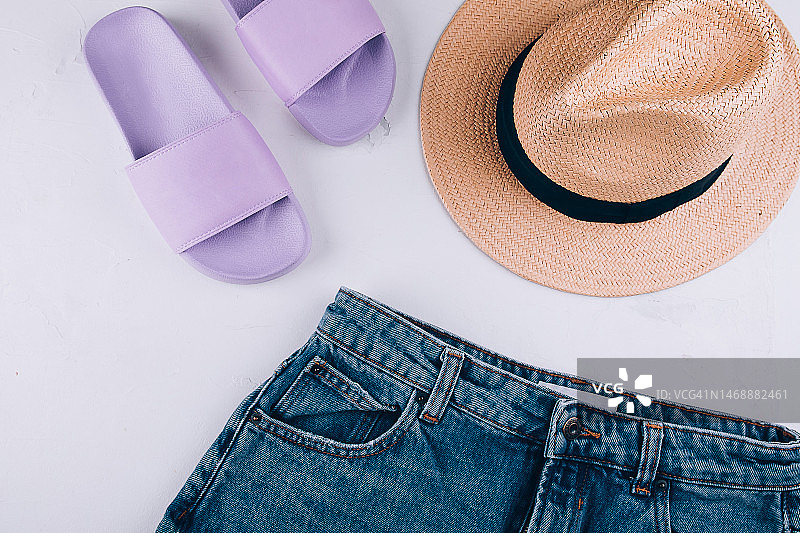 休闲女装配饰夏季拖鞋、短裤、草帽，哈萨克斯坦图片素材
