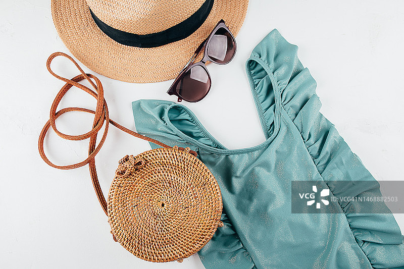 夏季旅行时尚概念：泳衣、帽子、包和太阳镜，白色背景图片素材