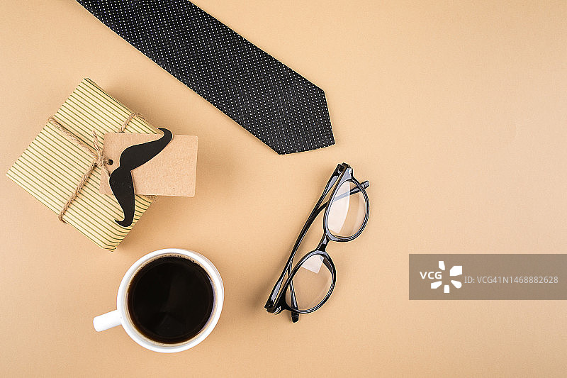 礼品盒、纸胡子、眼镜、领带和咖啡，中性背景，父亲节图片素材