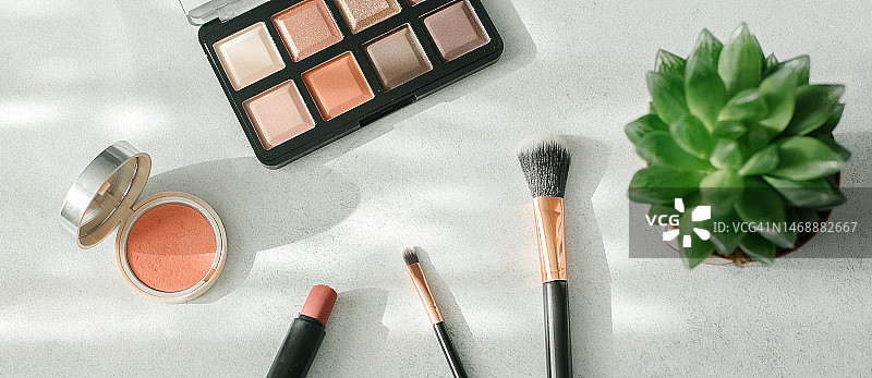 浅色背景上的化妆刷和化妆品，美丽时尚概念banner，哈萨克斯坦图片素材