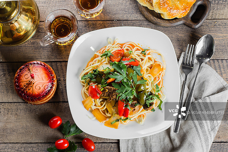 传统亚洲乌兹别克拉条子：蔬菜肉拉面图片素材