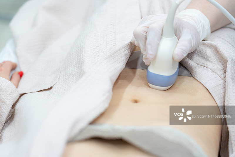 年轻女子在现代诊所接受超声波扫描图片素材