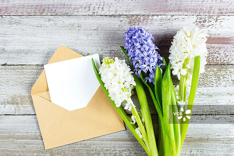 风信子、鲜花和旧木背景上的空白卡片，哈萨克斯坦图片素材
