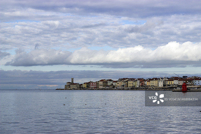 斯洛文尼亚皮兰的城市海景图片素材