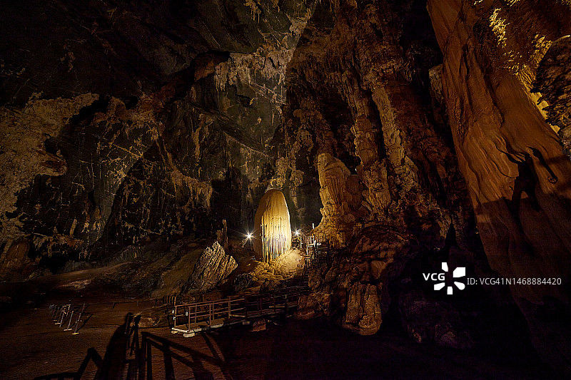 泰国沙敦府普帕佩奇洞穴中美丽的石笋和钟乳石图片素材