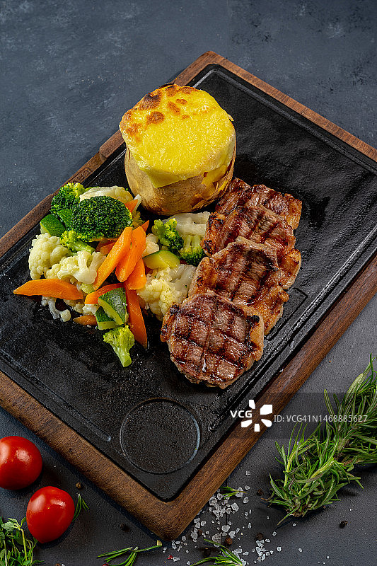 土耳其石板上的食物高角度视图图片素材