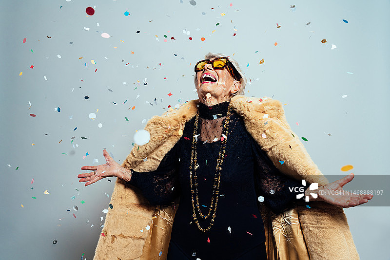 米兰优雅老妇人图片素材