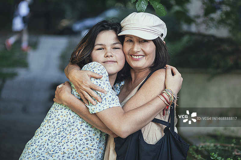 母亲拥抱女儿，保加利亚图片素材