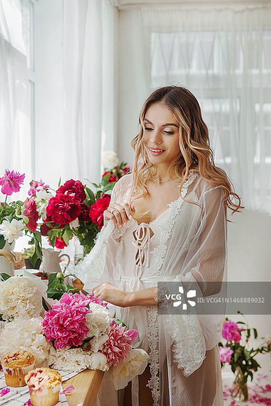 春日居家：穿白色睡裙的美丽女孩图片素材