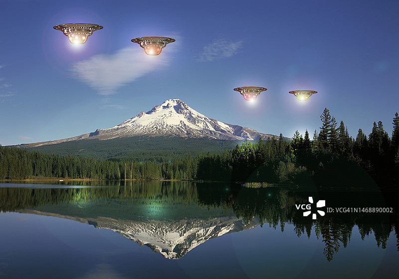 胡德山和俄勒冈州特里利姆湖附近的不明飞行物图片素材