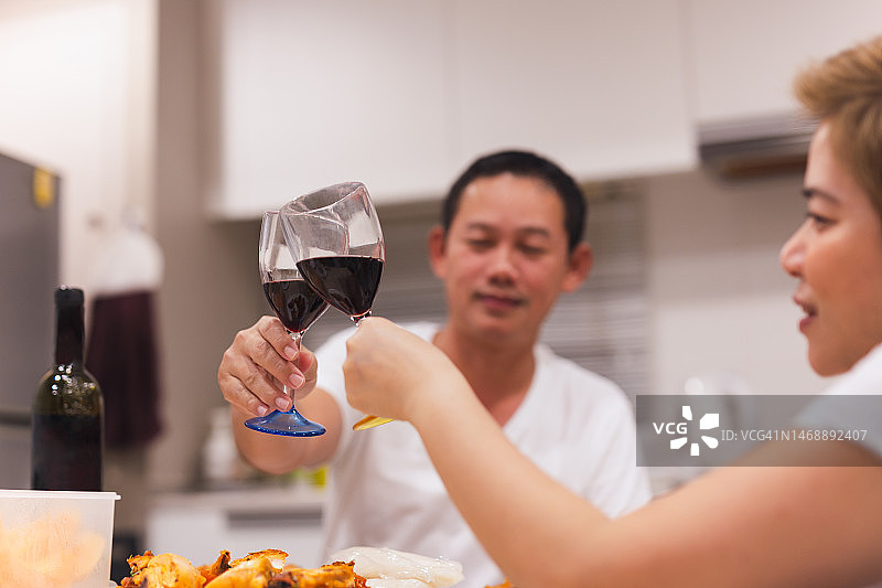 朋友们在泰国举起红酒杯图片素材