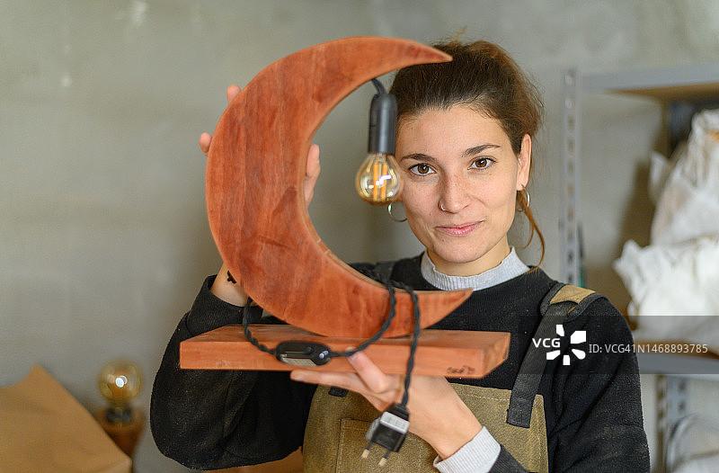 设计师在工作室展示木制作品图片素材