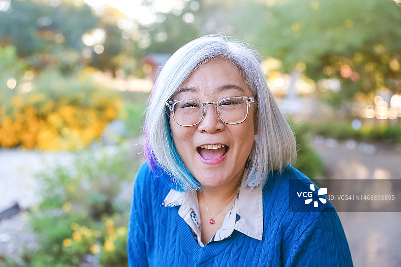 看着镜头的亚洲女人肖像图片素材